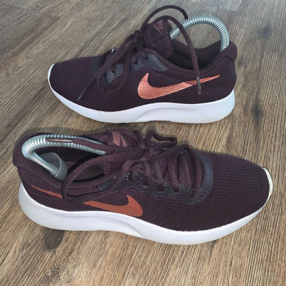 Nike purple athletic shoes woman’s size 6.5 gently pre loved condition.